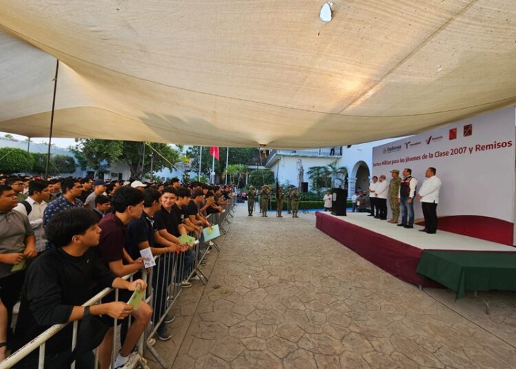 Jóvenes de Victoria cumplen y asisten a sorteo de Servicio Militar