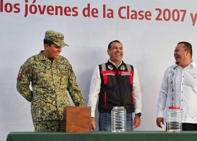 Jóvenes de Victoria cumplen y asisten a sorteo de Servicio Militar