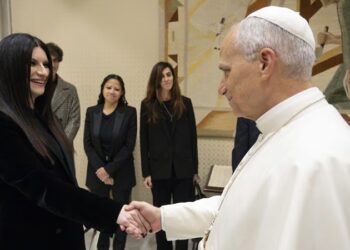 Laura Pausini le regala una canción inédita al Papa León XIV