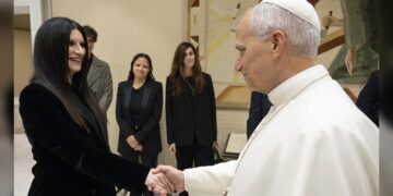 Laura Pausini le regala una canción inédita al Papa León XIV