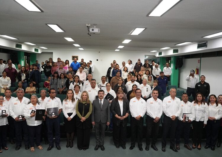 Estudiantes de la UAT obtienen 1.er lugar en concurso de escoltas y bandas de guerra