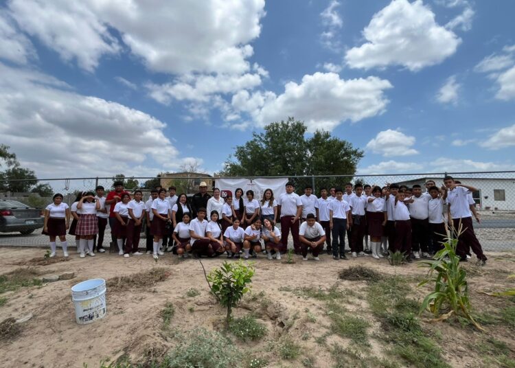 Promueven conciencia ambiental con donación de plantas forestales