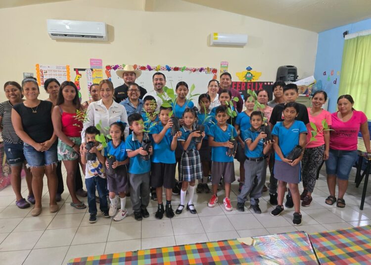 Promueven conciencia ambiental con donación de plantas forestales