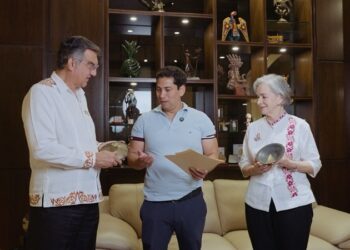 Reciben AVA y María piezas bendecidas por el Vaticano para la Virgen monumental de El Chorrito