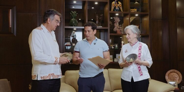 Reciben AVA y María piezas bendecidas por el Vaticano para la Virgen monumental de El Chorrito