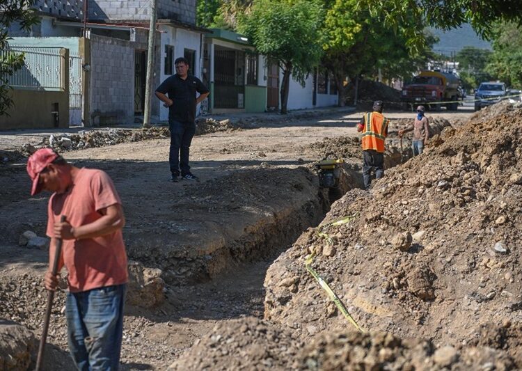 Supervisa alcalde avance de obras de pavimentación asfáltica y concreto en colonias