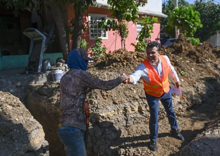 Supervisa alcalde avance de obras de pavimentación asfáltica y concreto en colonias