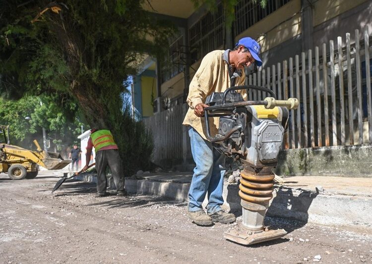 Supervisa alcalde avance de obras de pavimentación asfáltica y concreto en colonias