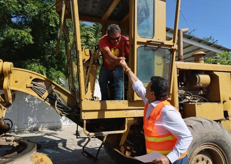 Supervisa alcalde avance de obras de pavimentación asfáltica y concreto en colonias