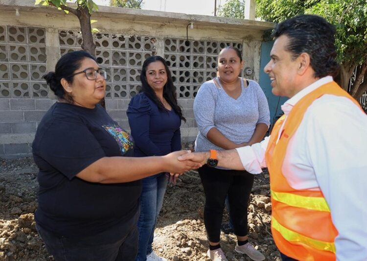 Supervisa alcalde avance de obras de pavimentación asfáltica y concreto en colonias