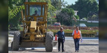 Supervisa alcalde avance de obras de pavimentación asfáltica y concreto en colonias