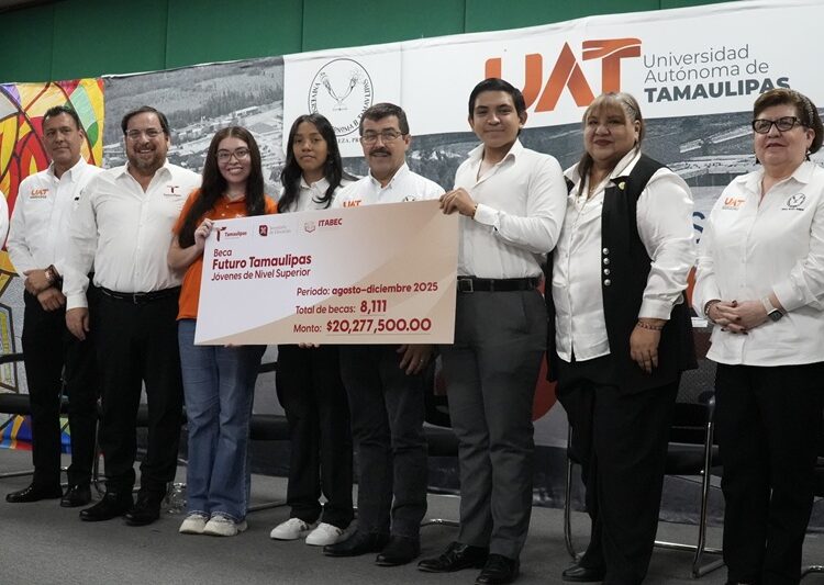 UAT y SET entregan más de 8,000 becas a universitarios