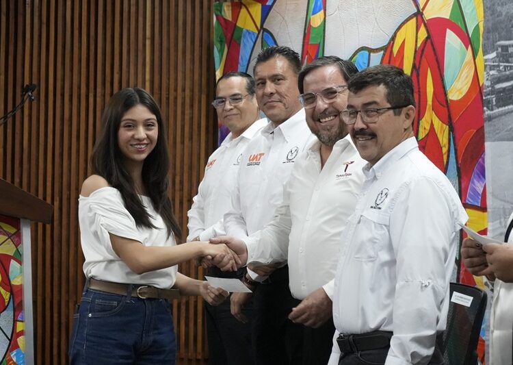 UAT y SET entregan más de 8,000 becas a universitarios