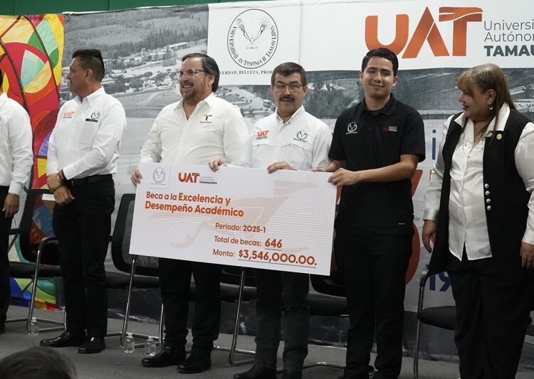 UAT y SET entregan más de 8,000 becas a universitarios
