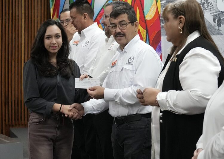 UAT y SET entregan más de 8,000 becas a universitarios