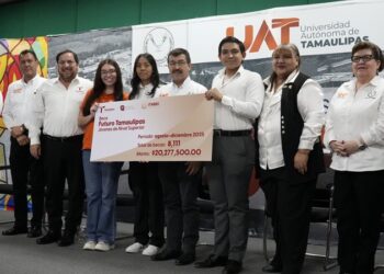 UAT y SET entregan más de 8,000 becas a universitarios