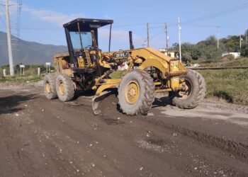 Mejora Victoria movilidad en calles de colonias y caminos ejidales