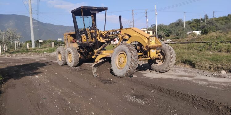 Mejora Victoria movilidad en calles de colonias y caminos ejidales