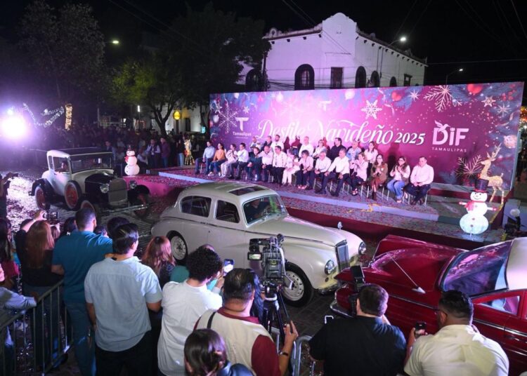 Con desfile navideño, disfrutan familias victorenses en el #17TeQuieroMás