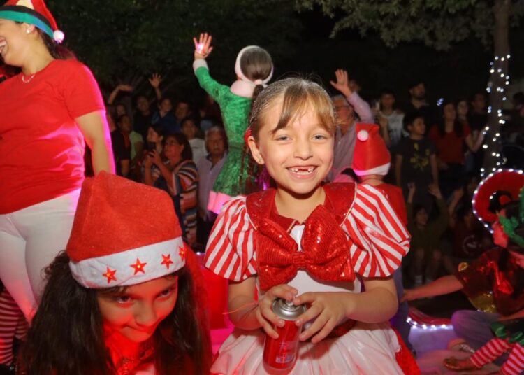 Con desfile navideño, disfrutan familias victorenses en el #17TeQuieroMás