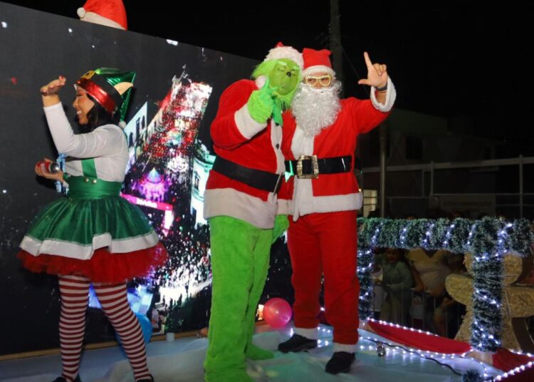 Con desfile navideño, disfrutan familias victorenses en el #17TeQuieroMás