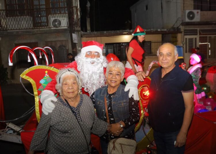 Con desfile navideño, disfrutan familias victorenses en el #17TeQuieroMás