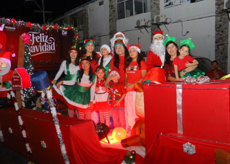 Con desfile navideño, disfrutan familias victorenses en el #17TeQuieroMás