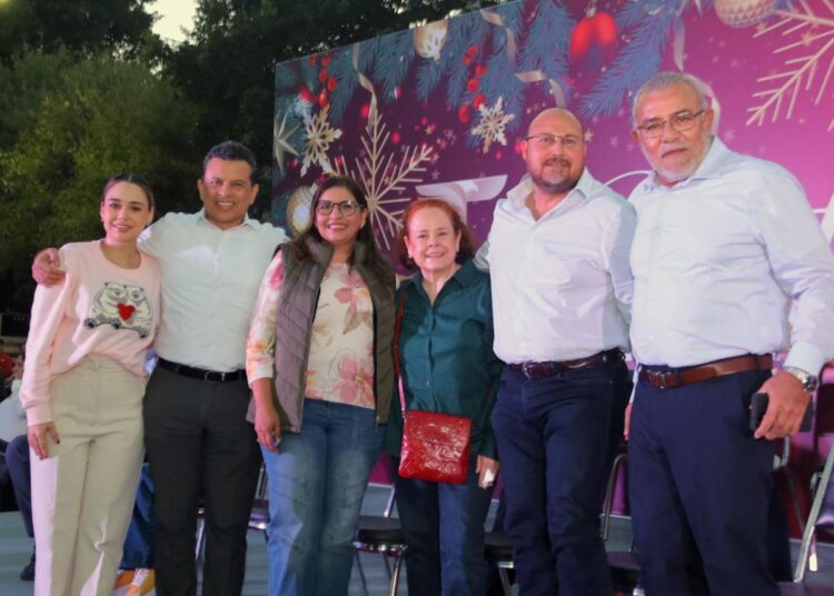 Con desfile navideño, disfrutan familias victorenses en el #17TeQuieroMás