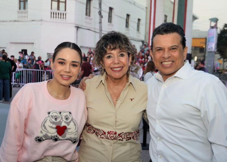 Con desfile navideño, disfrutan familias victorenses en el #17TeQuieroMás