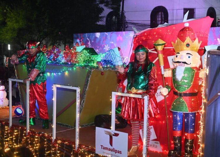 Con desfile navideño, disfrutan familias victorenses en el #17TeQuieroMás