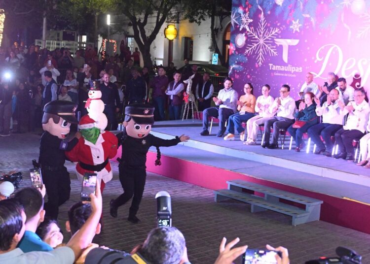 Con desfile navideño, disfrutan familias victorenses en el #17TeQuieroMás
