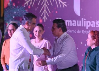 Con desfile navideño, disfrutan familias victorenses en el #17TeQuieroMás