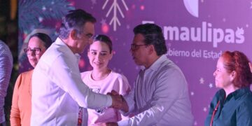 Con desfile navideño, disfrutan familias victorenses en el #17TeQuieroMás