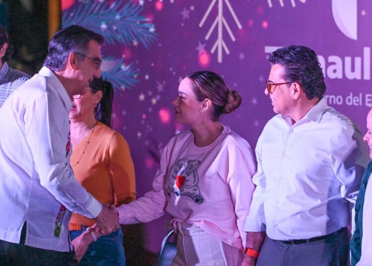 Con desfile navideño, disfrutan familias victorenses en el #17TeQuieroMás