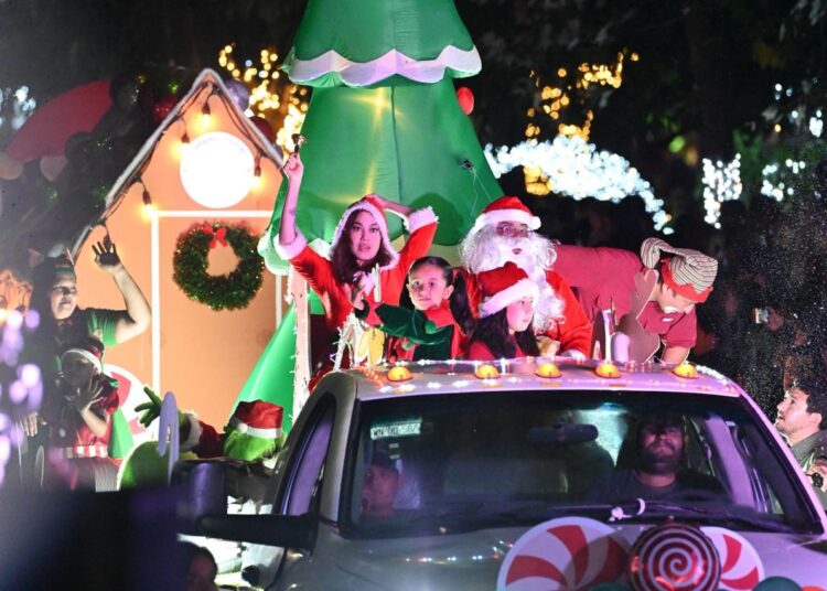 Con desfile navideño, disfrutan familias victorenses en el #17TeQuieroMás