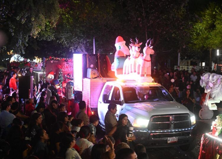 Con desfile navideño, disfrutan familias victorenses en el #17TeQuieroMás
