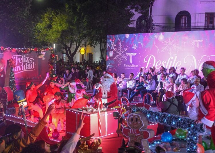 Con desfile navideño, disfrutan familias victorenses en el #17TeQuieroMás
