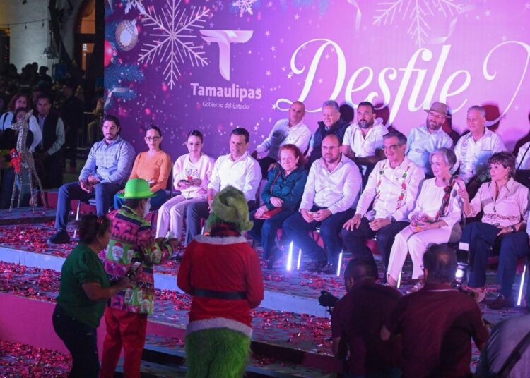 Con desfile navideño, disfrutan familias victorenses en el #17TeQuieroMás