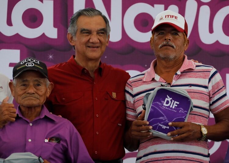 Apapachan AVA y María a las familias de Higuerillas con la ‘Brigada Navideña Transformando Familias’