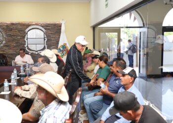 Atiende Armando Martínez necesidades de productores locales
