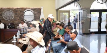 Atiende Armando Martínez necesidades de productores locales
