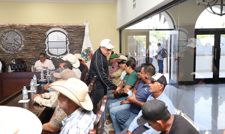 Atiende Armando Martínez necesidades de productores locales