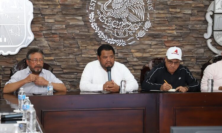 Atiende Armando Martínez necesidades de productores locales