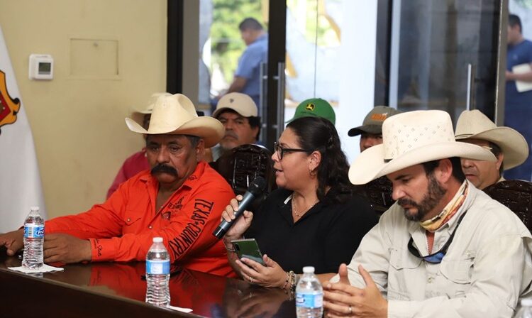 Atiende Armando Martínez necesidades de productores locales