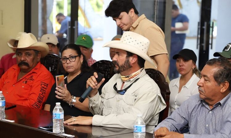 Atiende Armando Martínez necesidades de productores locales