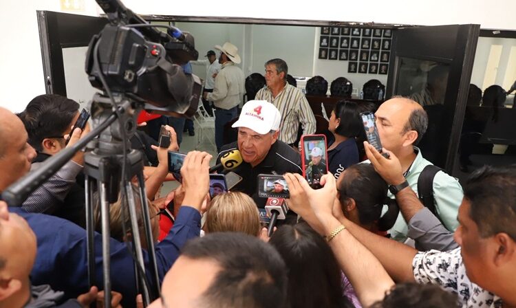 Atiende Armando Martínez necesidades de productores locales