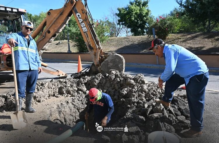 Atiende gobierno de Beto Granados fuga de agua en la colonia Jardín