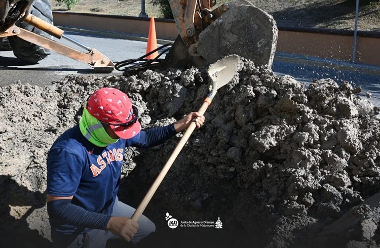 Atiende gobierno de Beto Granados fuga de agua en la colonia Jardín
