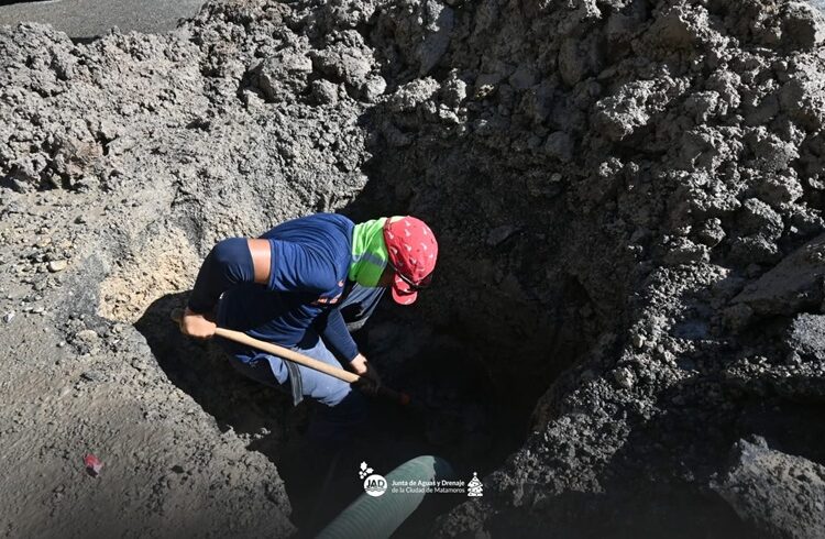 Atiende gobierno de Beto Granados fuga de agua en la colonia Jardín