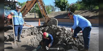 Atiende gobierno de Beto Granados fuga de agua en la colonia Jardín